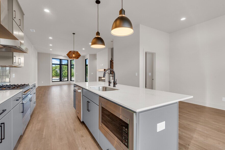 kitchen w/industrial lighting - 673 E 16th St
