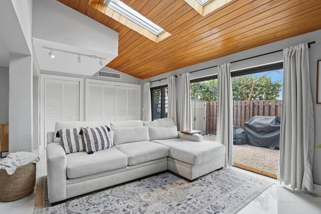 Building Photo - 7136 SW 105th Ct