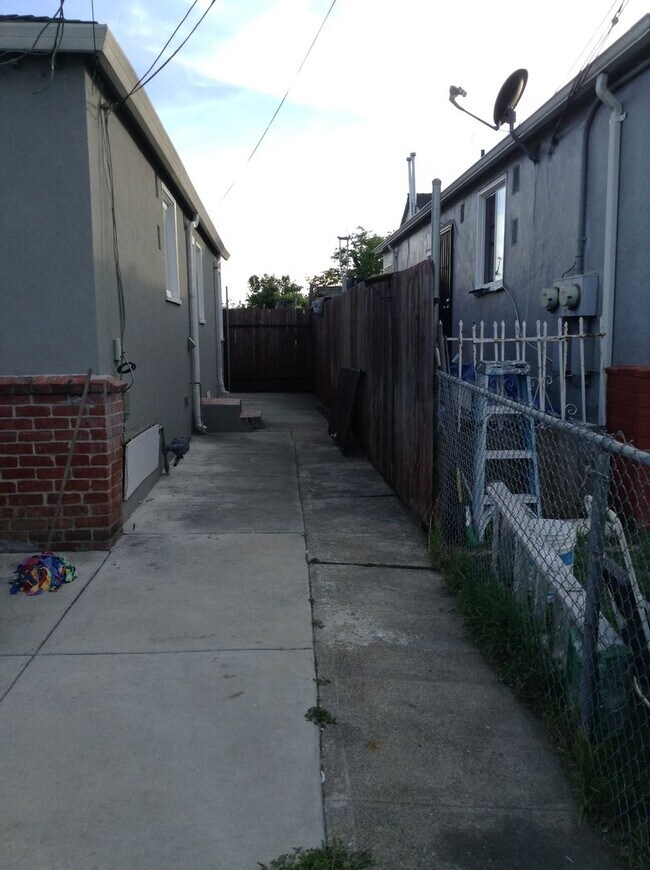 Building Photo - Cute Duplex front unit available