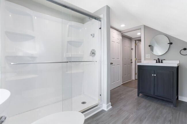 Building Photo - 412 E Oakland Ave