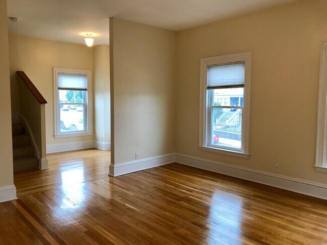 Building Photo - 674 Main St