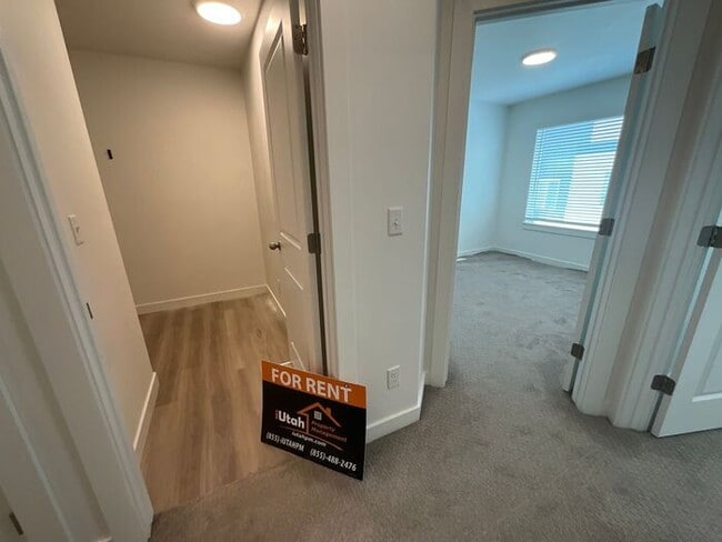 Building Photo - 4 Bedroom 3 Bath 2200 Sq ft Home 2 Car Garage.