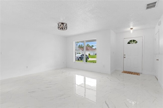 Building Photo - 421 Rollins Dr