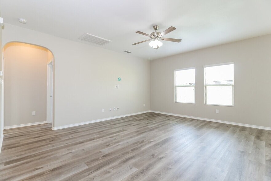 Building Photo - 1720 Kings Glen Ln