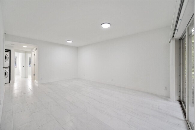 Building Photo - 1165 Golden Lakes Blvd