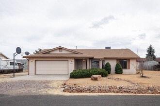 Building Photo - 3 bedroom 2 bathroom Ranch Style Home in Prescott Valley!