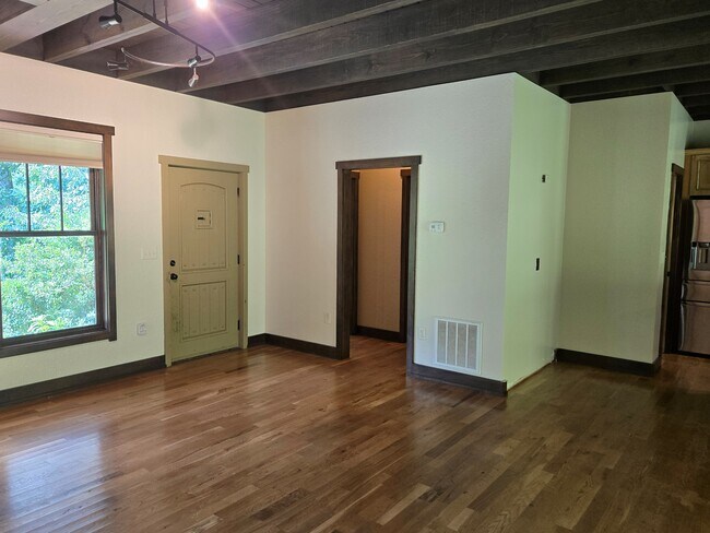 Building Photo - 33 Hoyt Rd