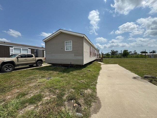 Building Photo - 16206 Wood Dr