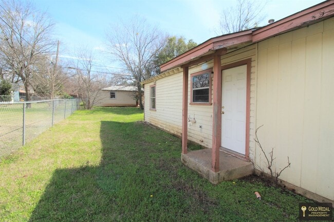 Building Photo - 1706 Cole St