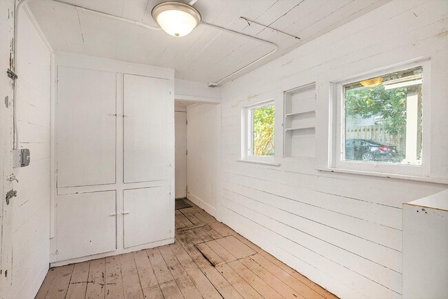 Building Photo - 670 Lake Dr SE