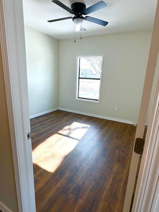 Building Photo - 102 Meadowlark Ave