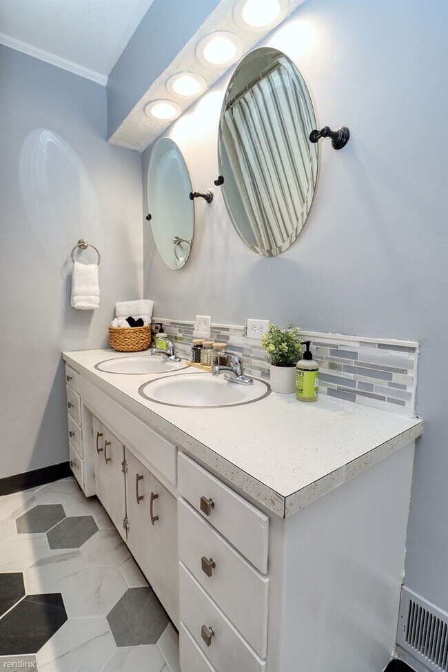 Building Photo - 5 br, 1 bath House - 2040 South 17th Street 2