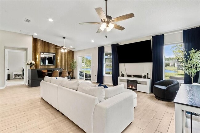 Building Photo - 300 Chinquapin Dr