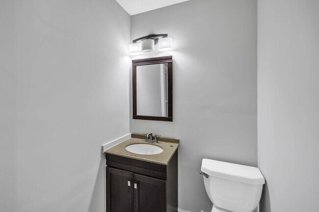 Building Photo - Newly Renovated & Move in ready