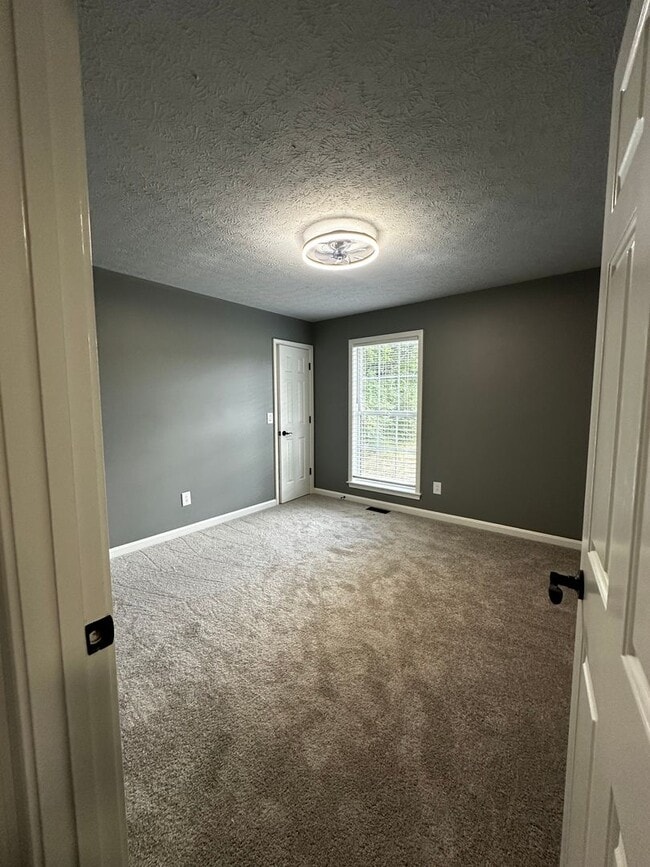 Building Photo - Fully Renovated in White House