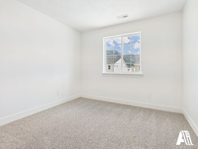 Building Photo - 443 E 650 N