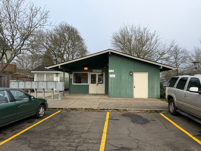 Building Photo - Updated 2 bedroom 1 bath duplex in Eugene!