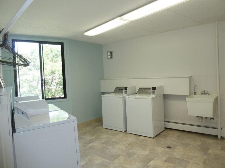 5th Floor Laundry Room - 10411 Cedar Lake Rd