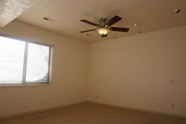 Building Photo - Beautiful Pleasant Grove 6 Bedroom With Mo...