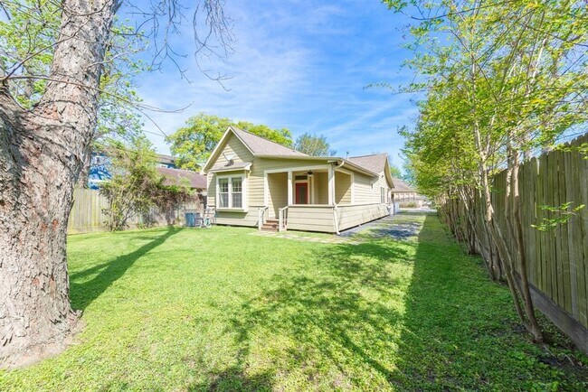 Building Photo - 722 E 25th St