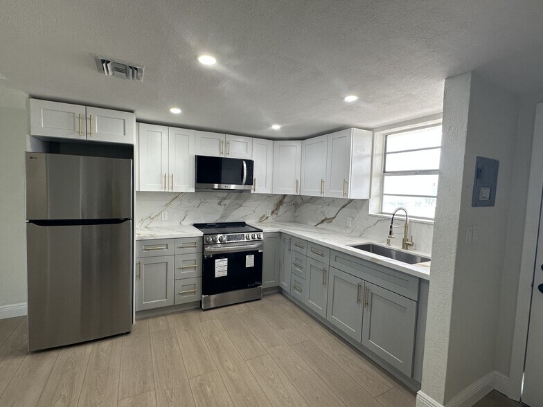 Building Photo - 465 Swallow Dr