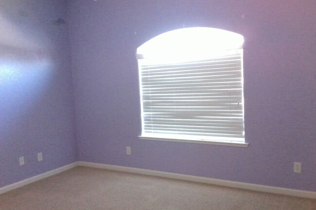 Building Photo - Beautiful Northeast 4 Bedroom 2.5 Bath home