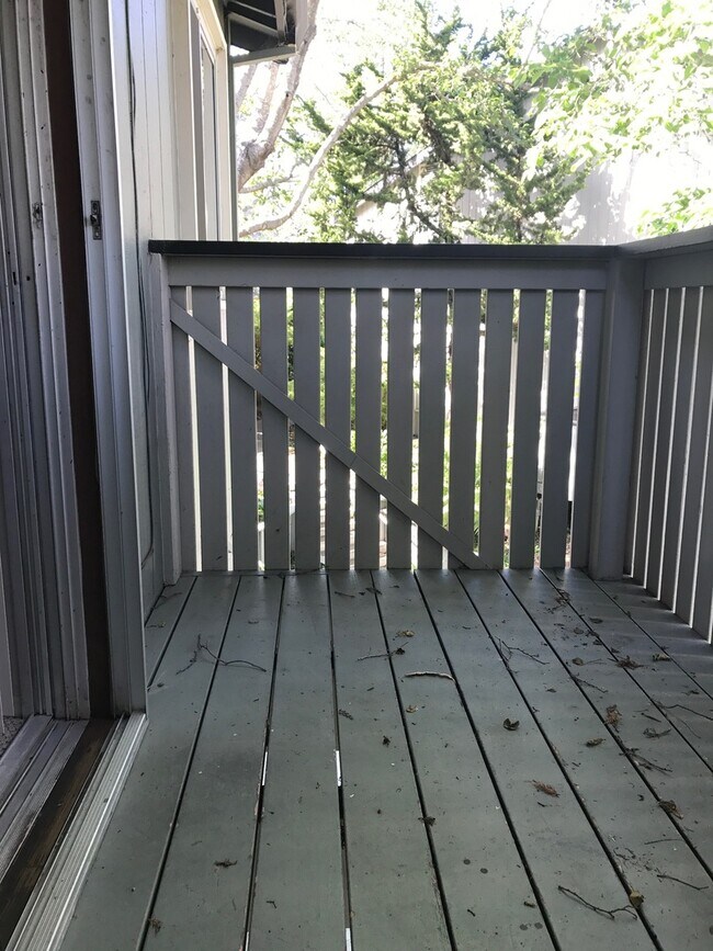 Building Photo - MOVE-IN READY! Peaceful 1-Bedroom Top Floo...