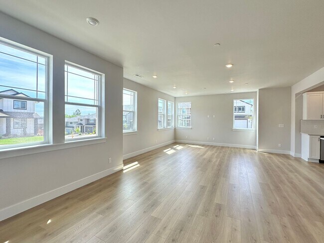 Building Photo - Brand New 5 Bedroom Home in Bull Mountain ...