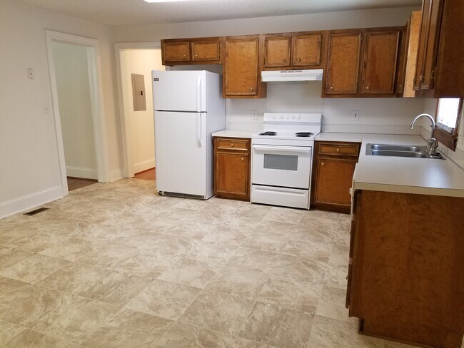Huge eat-in kitchen. - 115 N Warren St