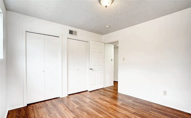 Building Photo - 728 Martindale Rd