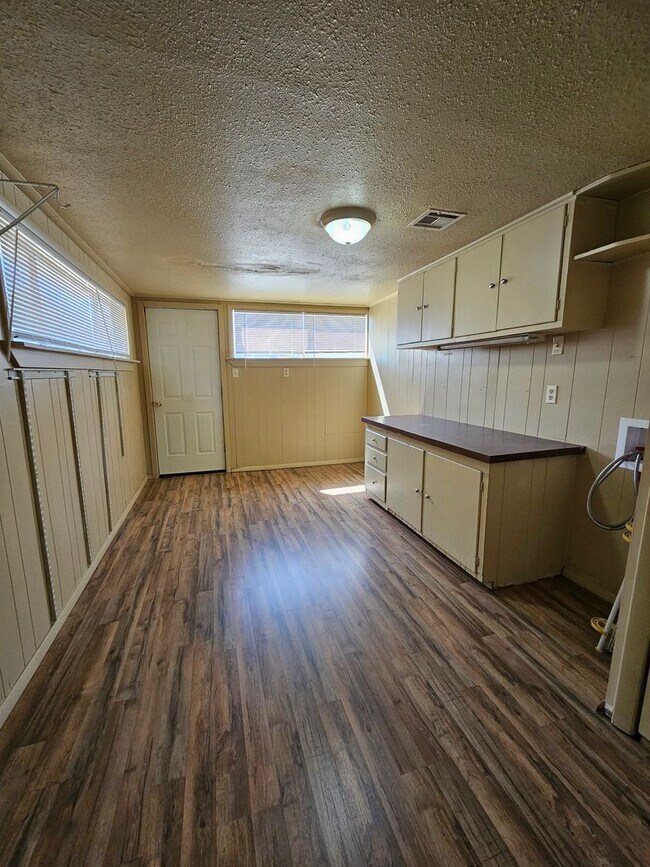 Building Photo - (2) Bed/(1) Bath w/ (2) Living Areas + Uti...