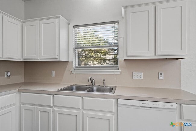 Building Photo - 204 Mallard Cove