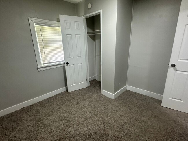 Building Photo - 3 Bedroom / 2 Bath near park