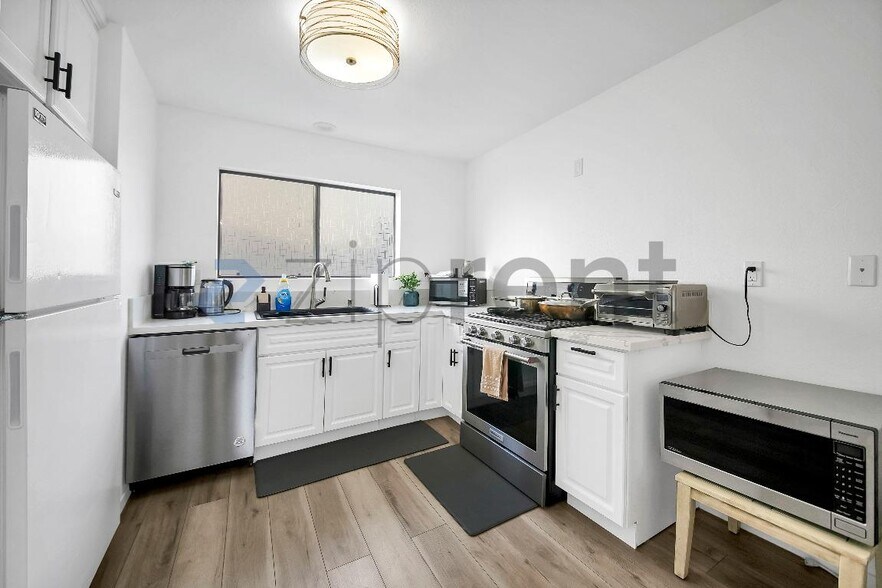 Building Photo - 10444 Canoga Ave