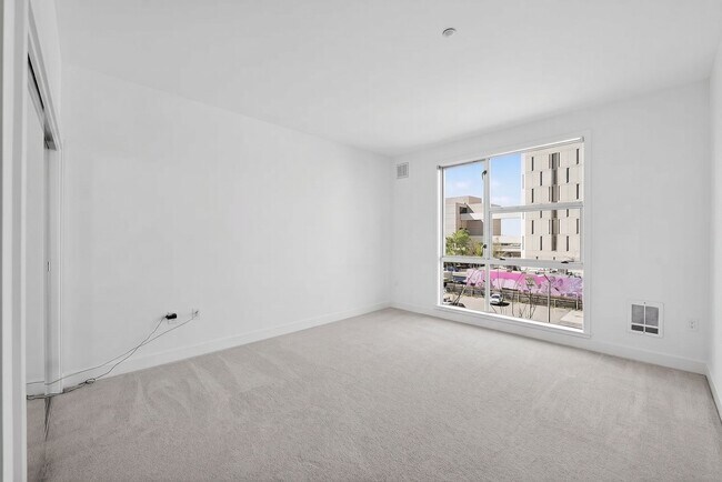 Building Photo - 585 9th St