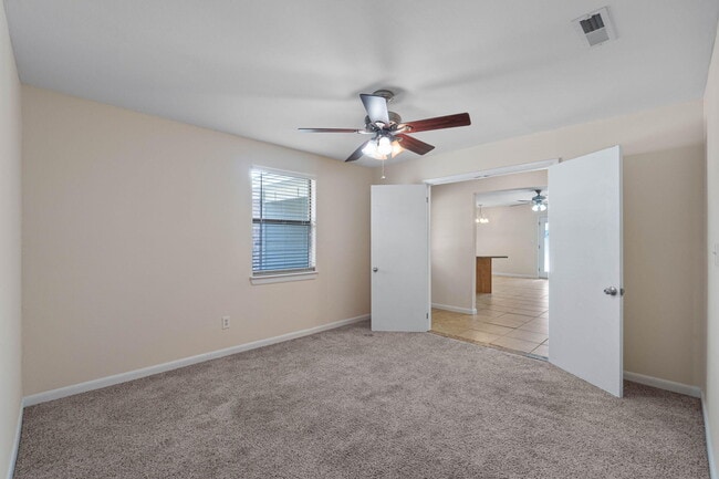 Building Photo - 137 Deville Dr