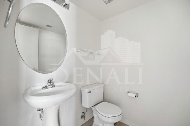 Building Photo - 6107 N 135th Dr
