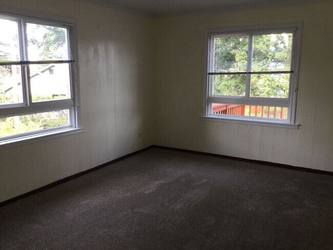 Building Photo - 801 Pecks Dr
