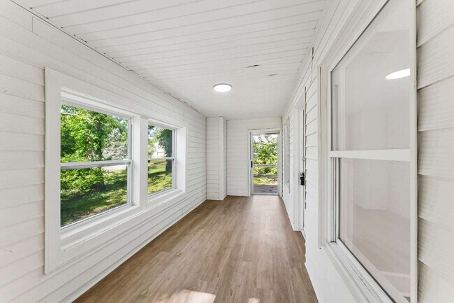 Building Photo - Charming 2-Bedroom Haven in Kansas City Northland!