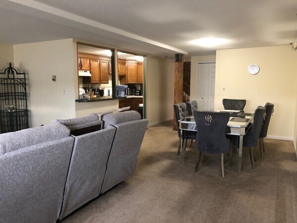 Building Photo - 200 Market St