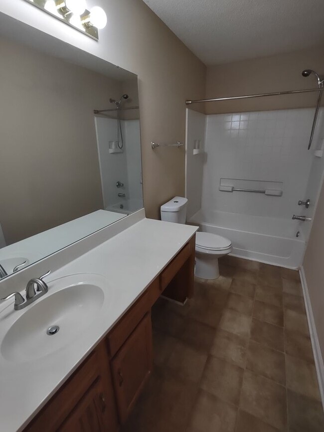 Building Photo - Move in Ready, End Unit Townhome located i...