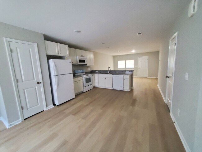 Building Photo - NEW TOWNHOME BUIKT MARCH 2023!