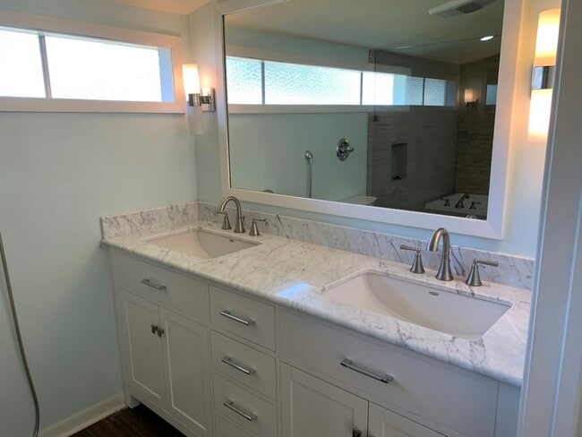 Building Photo - 5590 Clinton St