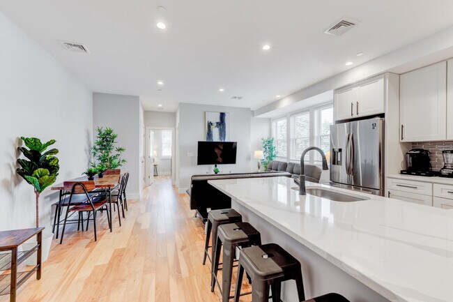 Building Photo - 1011 Bennington St