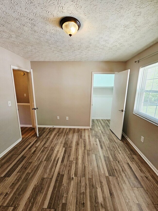 Building Photo - MOVE-IN READY! 2BR Townhome in Clintonville near OSU – W/D, Parking, Pet Friendly