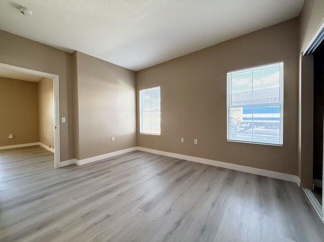 Building Photo - Gated condo boasts 2 bedrooms and 2 bathrooms