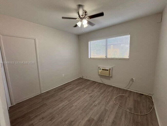 Building Photo - 301 Sharar Ave