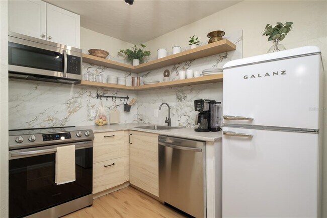 Building Photo - 4320 SW 74TH Ter