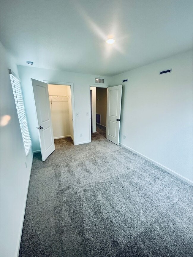Building Photo - 3 Bed, 2.5 Bath, Corner Unit Townhome