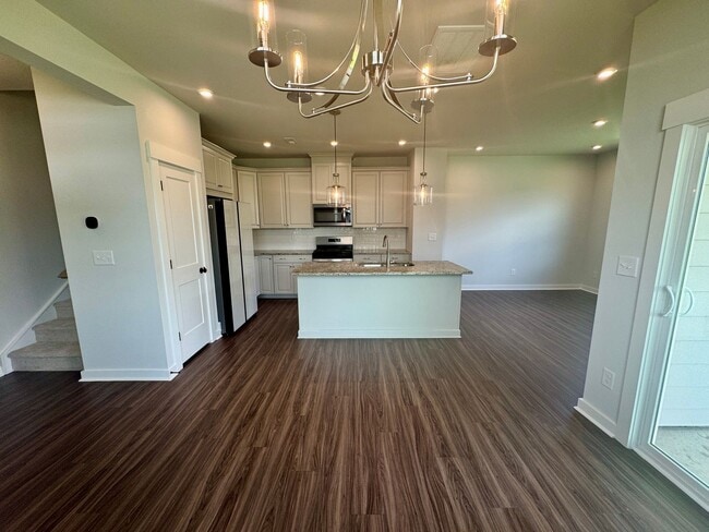 Building Photo - Beautiful 4BR/3BA Townhouse in Griffith Lakes
